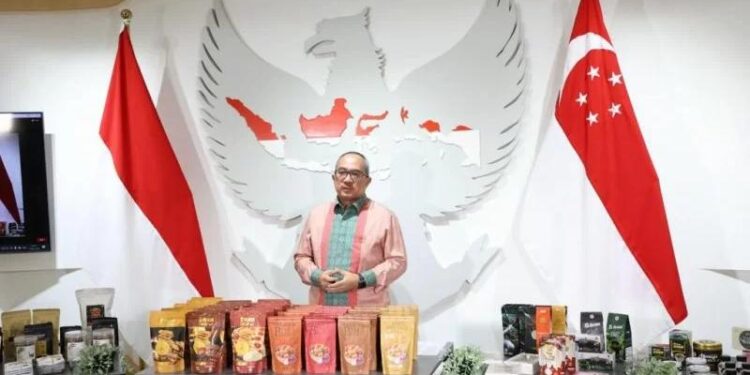 Dubes RI untuk Singapura Suryo Pratomo memamerkan kopi Indonesia. (MASAPNEWS/ANT/HO-KBRI Singapura)