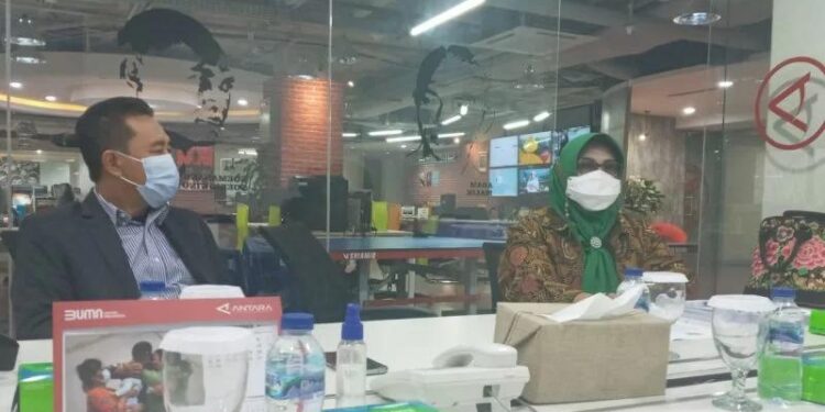 Sekretaris Jenderal (Sekjen) Majelis Adat Kerajaan Nusantara (MAKN) Raden Ayu Yani WSS Kuswodidjoyo bersama Ketua Badan Advokasi, Konsultasi, dan Bantuan Hukum MAKN, Kemas Herman, saat mengunjungi ANTARA, Jakarta, Jumat (12/11/2021). (MASAPNEWS/ANT)