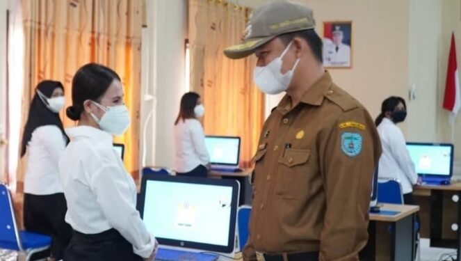 Wakil Bupati Lamandau Riko Porwanto menyapa peserta SKB CASN, di ruang CAT BKPSDM Kabupaten setempat, Senin (15/11/2021). (IST)