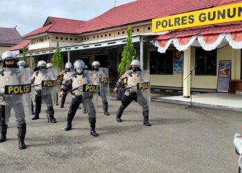 Para personil saat latihan pengamanan pilkades serentak di 14 Desa dan 5 Kecamatan di halaman Mapolres setempat, Rabu (17/11/2021).