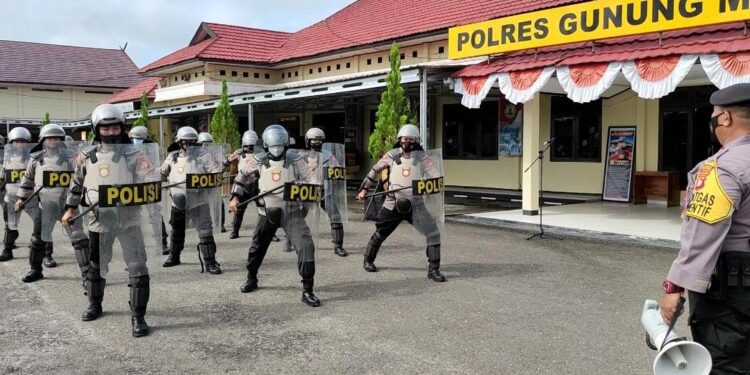 Para personil saat latihan pengamanan pilkades serentak di 14 Desa dan 5 Kecamatan di halaman Mapolres setempat, Rabu (17/11/2021).