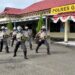 Para personil saat latihan pengamanan pilkades serentak di 14 Desa dan 5 Kecamatan di halaman Mapolres setempat, Rabu (17/11/2021).