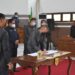 Bupati Gumas Jaya S Monong saat menandatangani berita acara atas 3 buah Raperda yang disaksikan ketua dan Wakil ketua DPRD setempat, Rabu (17/11/2021) (FOTO : DISKOMINFOSANTIK KAB GUMAS)