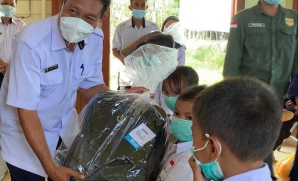 Kadis Sosial Gumas Jhonson Ahmad saat menyerahkan bansos kepada anak sekolah SD di Kelurahan Tumbang Marikoi Kecamatan Damang Batu, Rabu (17/11/2021) kemarin. (IST)