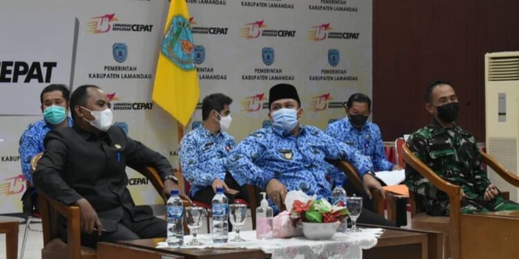 Bupati Lamandau H Hendra Lesmana saat mengikuti rakor penanganan bencana banjir dan Covid-19 secara bersama Gubernur Kalteng H Sugianto Sabran secara virtual di aula Setda setempat, kemarin.