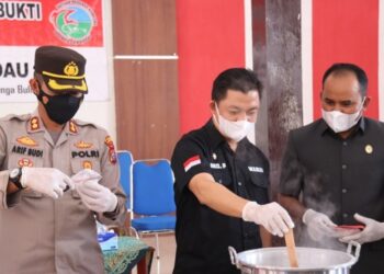 Ketua BNNK Lamandau Riko (tengah) saat mengikuti pemusnahan barbuk Narkoba di aula Joglo Mapolres setempat, Kamis (18/11/2021) kemarin.