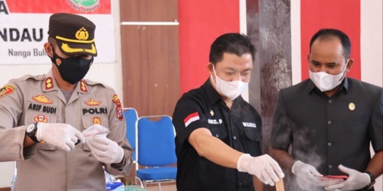 Ketua BNNK Lamandau Riko (tengah) saat mengikuti pemusnahan barbuk Narkoba di aula Joglo Mapolres setempat, Kamis (18/11/2021) kemarin.