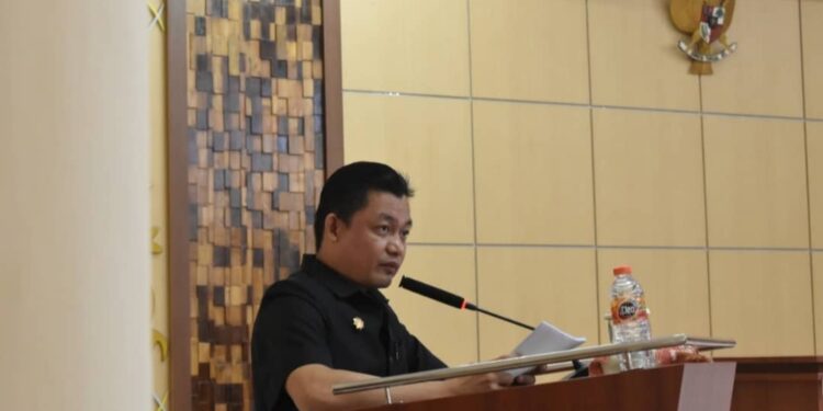 Wabup Lamandau Riko Porwanto saat memberikan jawaban atas pandangan umum fraksi DPRD setempat, belum lama tadi