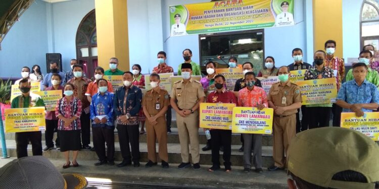 Bupati Lamandau H Hendra Lesmana fhoto bersama dengan pengurus gereja usai penyerahan bantuan hibah untuk rumah ibadah di halaman GKE haleluya, Senin (22/11/2021).