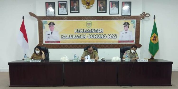 Sekda Gumas Yansiterson (tengah) memimpin rapat Percepatan Pelaksanaan Vaksinasi Covid-19, di Kuala Kurun, Selasa (23/11/2021). (Foto : Diskominfosantik Kabupaten Gumas)
