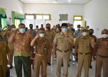 Bupati Lamandau H Hendra Lesmana fhoto bersama usai membuka sarasehan program penyuluh Pertanian di aula Balai Penyuluhan Pertanian (BPP) Desa Bumi Agung Kecamatan Bulik, kemarin.