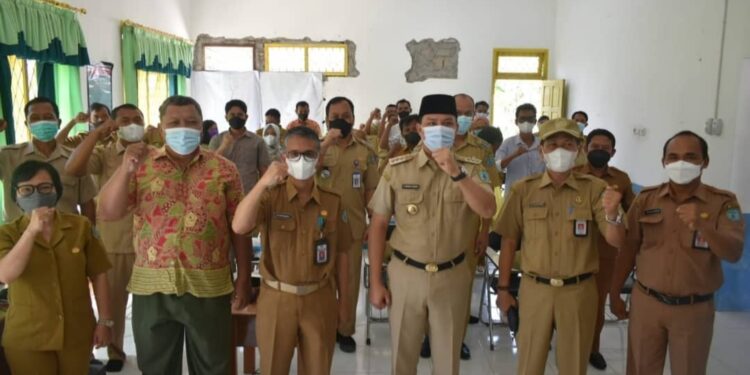 Bupati Lamandau H Hendra Lesmana fhoto bersama usai membuka sarasehan program penyuluh Pertanian di aula Balai Penyuluhan Pertanian (BPP) Desa Bumi Agung Kecamatan Bulik, kemarin.