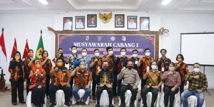 Sekda Gumas Yansiterson bersama Ketua SAPMA Pemuda Pancasila Kabupaten Gumas Andika Saputra dan lainnya berfoto bersama saat Muscab I SAPMA Pemuda Pancasila Kabupaten Gumas, di Kuala Kurun, Sabtu (27/11/2021). (IST)