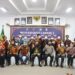Sekda Gumas Yansiterson bersama Ketua SAPMA Pemuda Pancasila Kabupaten Gumas Andika Saputra dan lainnya berfoto bersama saat Muscab I SAPMA Pemuda Pancasila Kabupaten Gumas, di Kuala Kurun, Sabtu (27/11/2021). (IST)