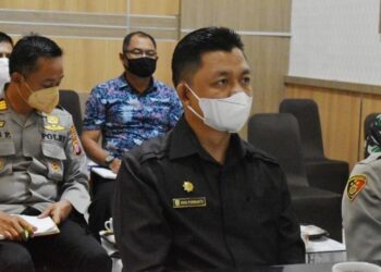 Wabup Lamandau Riko Porwanto bersama Forkompinda saat mengikuti vidcon bersama pemerintah pusat di aula Setda setempat, kemarin.