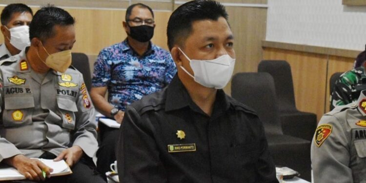 Wabup Lamandau Riko Porwanto bersama Forkompinda saat mengikuti vidcon bersama pemerintah pusat di aula Setda setempat, kemarin.