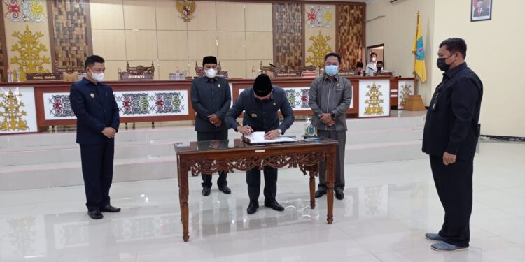 Bupati H Hendra! Lesmana saat mendatatangni berita acara persetujuan Raperda APBD 2022 pada sidang Paripurna, Senin (29/11/2021).