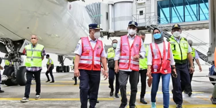 Menteri Perhubungan Budi Karya Sumadi (tiga kanan) saat meninjau Bandara Soekarno-Hatta, di Tangerang, Banten, pada Sabtu (11/12/2021). (MASAPNEWS/ANT/HO-Kementerian Perhubungan)