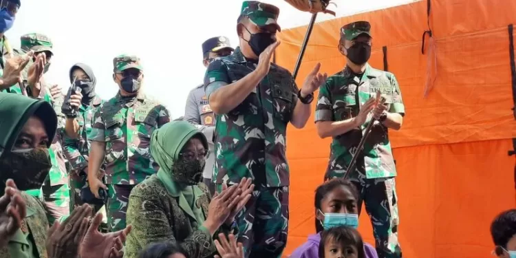 Kasad Jenderal TNI Dudung Abdurachman bersama Ketua Umum Persit Kartika Chandra Kirana Ny. Rahma Dudung Abdurachman meninjau lokasi pengungsian di Kecamatan Candipuro, Kabupaten Lumajang, Jawa Timur, Senin (13/12/2021). (MASAPNEWS/ANT/HO-Dinas Penerangan TNI AD)