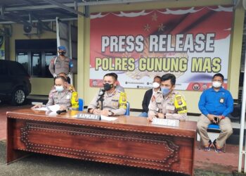 Kapolres Gumas AKBP Irwansah (tengah) dan jajaran saat pers rilis di Mapolres setempat, Rabu 29 Desember 2021.