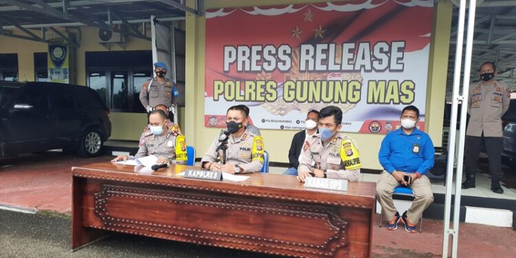 Kapolres Gumas AKBP Irwansah (tengah) dan jajaran saat pers rilis di Mapolres setempat, Rabu 29 Desember 2021.