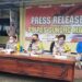 Kapolres Gumas AKBP Irwansah (tengah) dan jajaran saat pers rilis di Mapolres setempat, Rabu 29 Desember 2021.