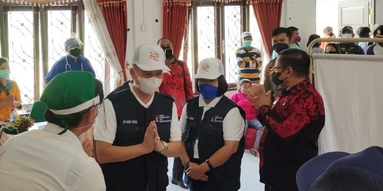 Bupati Gumas Jaya S Monong bersama Wabup Efrensia L.P Umbing dan Ketua DPRD Gumas Akerman Sahidar meninjau pelaksanaan bakti sosial di aula Kecamatan Tewah, Kamis (2/12/2021). (Foto : Protokol dan Perjalanan Setda Gumas)