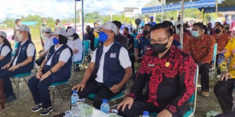 Ketua DPRD Kabupaten Gumas Akerman Sahidar (batik merah) dan lainnya saat menghadiri bakti sosial di Kelurahan Tewah, Kecamatan Tewah, Selasa (2/12/2021). (Foto : Protokol dan Perjalanan Setda Gumas)