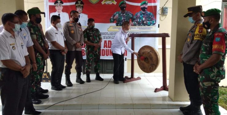 Bupati Gumas Jaya S Monong didampingi Pabung Mayor Inf Idham Khalid dan lainnya saat mencanangkan Kelurahan Tampang Tumbang Anjir, Kecamatan Kurun, sebagai Kampung Berkah, Rabu (8/12/2021). (Foto : Diskominfosantik Gumas)
