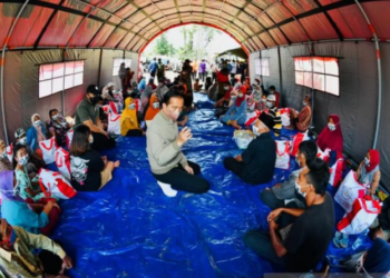 Presiden Jokowi meninjau posko pengungsi di Lapangan Desa Sumberwuluh, Kabupaten Lumajang, Jawa Timur pada Selasa (7/12/2021). (ANT/IST)