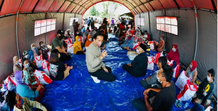 Presiden Jokowi meninjau posko pengungsi di Lapangan Desa Sumberwuluh, Kabupaten Lumajang, Jawa Timur pada Selasa (7/12/2021). (ANT/IST)