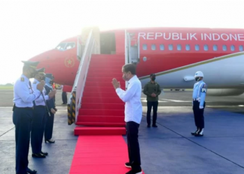 Presiden Joko Widodo (Jokowi) bersiap untuk bertolak ke Kalimantan Barat (Kalbar), Rabu (8/12), untuk melakukan kunjungan kerja, di antaranya menyerahkan bantuan sosial kepada warga terdampak banjir di halaman Detasemen Kesehatan Wilayah Sintang. ANT/IST