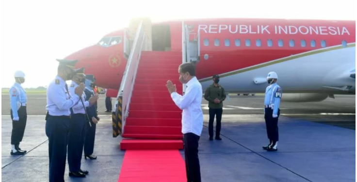 Presiden Joko Widodo (Jokowi) bersiap untuk bertolak ke Kalimantan Barat (Kalbar), Rabu (8/12), untuk melakukan kunjungan kerja, di antaranya menyerahkan bantuan sosial kepada warga terdampak banjir di halaman Detasemen Kesehatan Wilayah Sintang. ANT/IST