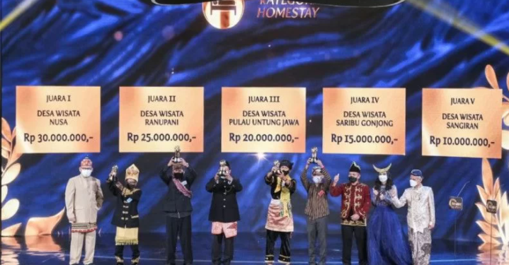 Menteri Pariwisata dan Ekonomi Kreatif Sandiaga Uno bersama pemenang yang memperoleh Anugerah Desa Wisata Indonesia (ADWI) 2021, Jakarta, Selasa (07/12). ANT/IST