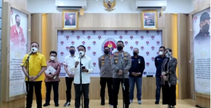 Menpora Zainudin Amali, didampingi Ketua PSSI Mochamad Iriawan, dan jajaran terkait mengenai Liga 1 dan 2, Kamis (8/12/2021). (ANT/IST)