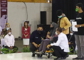 Menteri BUMN Erick Thohir bersama Menteri Invstasi Bahlil Lahadalia berbincang dengan pelaku UMKM. (ANT/IST)