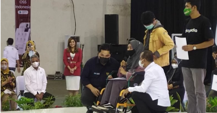 Menteri BUMN Erick Thohir bersama Menteri Invstasi Bahlil Lahadalia berbincang dengan pelaku UMKM. (ANT/IST)