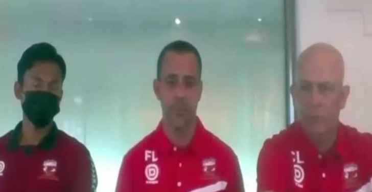 Pelatih Madura United FC Fabio Araujo Lefundes (tengah) didampingi pemain belakang Madura United Kadek Raditya Maheswara (kiri) dalam konferensi Persi di Solo, Senin (13/12/2021). ANT/IST
