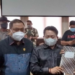 Koordinator aksi damai Aliansi Masyarakat Kabupaten Gunung Mas Yepta Diharja (kanan) menyerahkan tuntutan pihaknya kepada Ketua DPRD Kalteng Wiyatno didampingi para anggota di ruang rapat gabungan DPRD Kalteng, Kamis (16/12/2021). ANT/IST