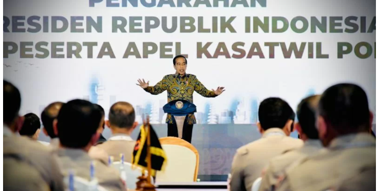 Presiden Jokowi memberikan pengarahan kepada Kepala Kesatuan Wilayah (Kasatwil) Tahun 2021 di Kabupaten Badung, Provinsi Bali, pada Jumat (3/12). (ANT/IST)