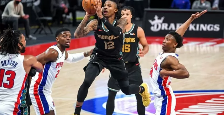 Jaren Jackson Jr. (13) dari Memphis Grizzlies membawa bola menuju keranjang saat melawan Detroit Pistons pada kuarter ketiga di Little Caesars Arena pada Kamis (6/5/2021) di Detroit, Michigan. (Nic Antaya/Getty Images/AFP Nic Antaya / GETTY IMAGES NORTH AMERICA / Getty Images via AFP)