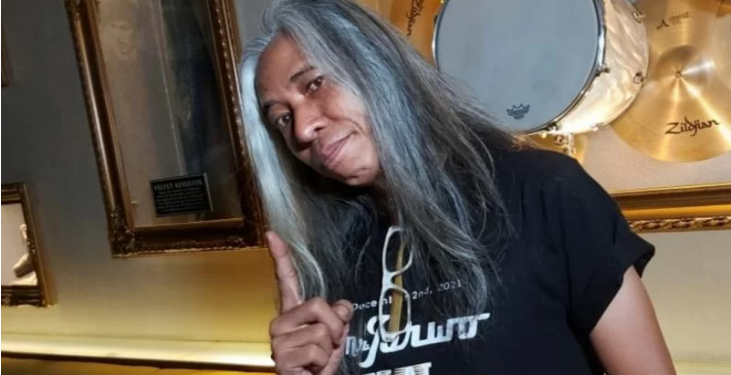 Mr. Jarwo atau yang dikenal sebagai Jarwo Naif saat melakukan mini pertunjukan album "Anti Rebahan" di Hardrock Cafe, Jakarta, Kamis (2/12/2021) (ANTARA/Maria Cicilia Galuh)