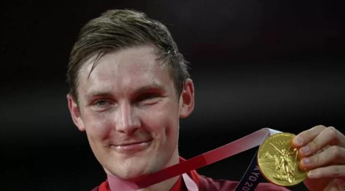 Pebulu tangkis Denmark Viktor Axelsen memegang medali emas tunggal putra Olimpiade Tokyo 2020 di Musashino Forest Sports Plaza, Tokyo, pada 2 Agustus 2021. (ANT/AFP/ALEXANDER NEMENOV)