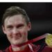 Pebulu tangkis Denmark Viktor Axelsen memegang medali emas tunggal putra Olimpiade Tokyo 2020 di Musashino Forest Sports Plaza, Tokyo, pada 2 Agustus 2021. (ANT/AFP/ALEXANDER NEMENOV)