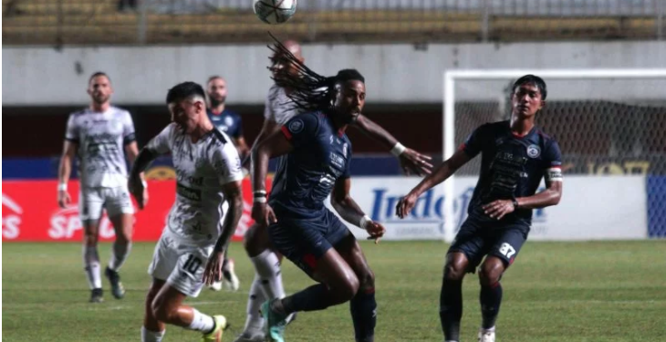 Pemain kesebelasan Arema FC Fortes (kedua kiri) berebut bola dengan pemain Bali United FC Fano (kiri) saat laga Liga 1 di Stadion Maguwoharjo, Sleman, D.I Yogyakarta, Minggu (5/12/2021). ANTARA FOTO/Andreas Fitri Atmoko/hp. (Ant/Ist)