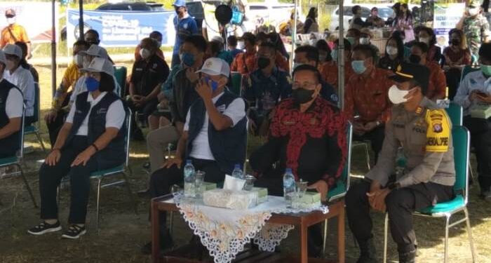 Ketua DPRD Kabupaten Gumas Akerman Sahidar (batik merah) dan lainnya saat menghadiri bakti sosial di Kelurahan Tewah, Kecamatan Tewah, Selasa (2/12/2021). (IST)