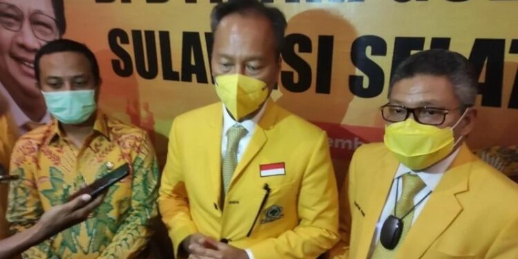 Wakil Ketua Umum Partai Golkar Agus Gumiwang Kartasasmita (tengah) didampingi Ketua DPD Golkar Sulsel HM Taufan Pawe (kanan) dan Plt Gubernur Sulsel Andi Sudirman Sulaiman (kiri) , memberi keterangan kepada wartawan usai pelantikan Pengurus DPD Golkar Sulsel, di Hotel Four Poin by Sheraton, Makassar, Sulawesi Selatan, Kamis (9/12/2021). (MASAPNEWS/ANT)