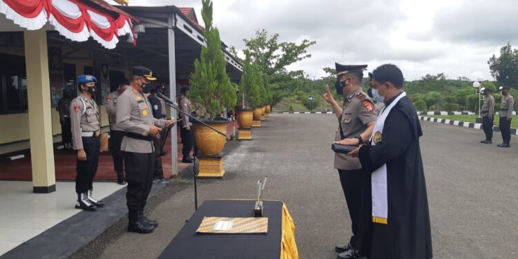 Kapolres Gumas AKBP Irwansah, SIK saat memimpin sumpah jabatan kepada Kapolsek Sepang yang baru Ipda Neno Efendo, SH di halaman Mapolres setempat, Jumat (10/12/2021).
