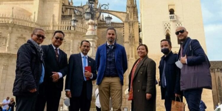 Duta Besar Republik Indonesia untuk Kerajaan Spanyol dan UNWTO Muhammad Najib (tengah) mengunjungi pimpinan yayasan masjid Sevilla (Fundación Mezquita de Sevilla) pada Kamis (10/12) untuk mendiskusikan rencana kegiatan dialog antar agama. (MASAPNEWS/ANT/Dokumentasi KBRI Madrid)