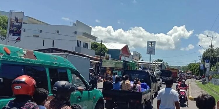 Suasana kemacetan lalu lintas saat warga hendak mengungsi ke tempat yang lebih aman menyusul adanya peringatan dini tsunami di Kota Maumere, Kabupaten Sikka, NTT, Selasa (14/12/2021). (MASAPNEWS/ANT)